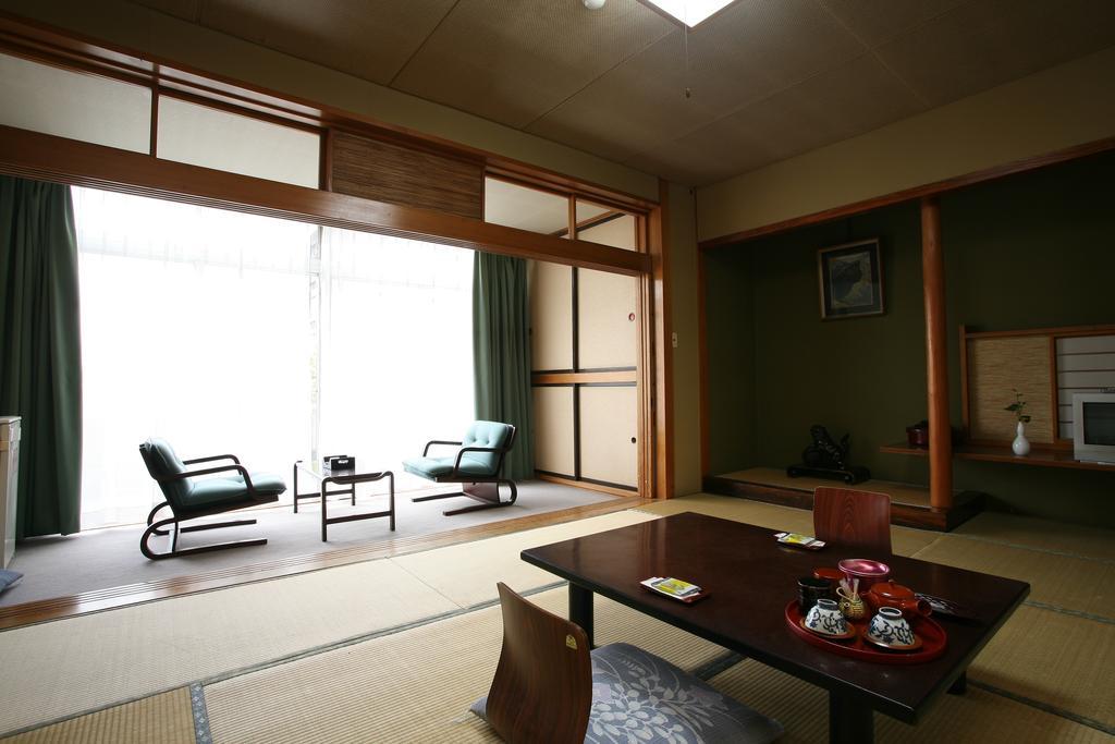 טנדו Sakaeya Hotel חדר תמונה